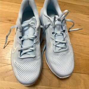 Nike Quest 6 Light Blue Women’s Running Shoes almost Brand New